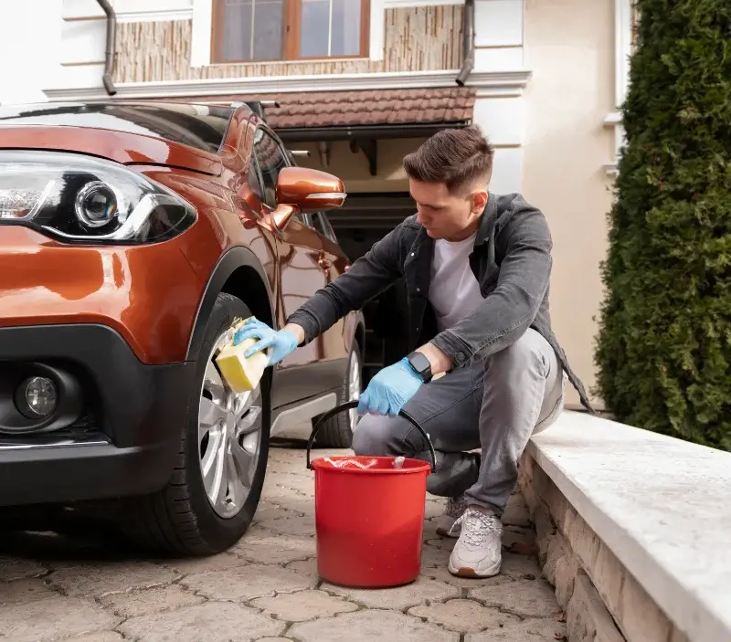 Lavage auto à domicile Sassierges-Saint-Germain : professionnel intervenant sur un véhicule